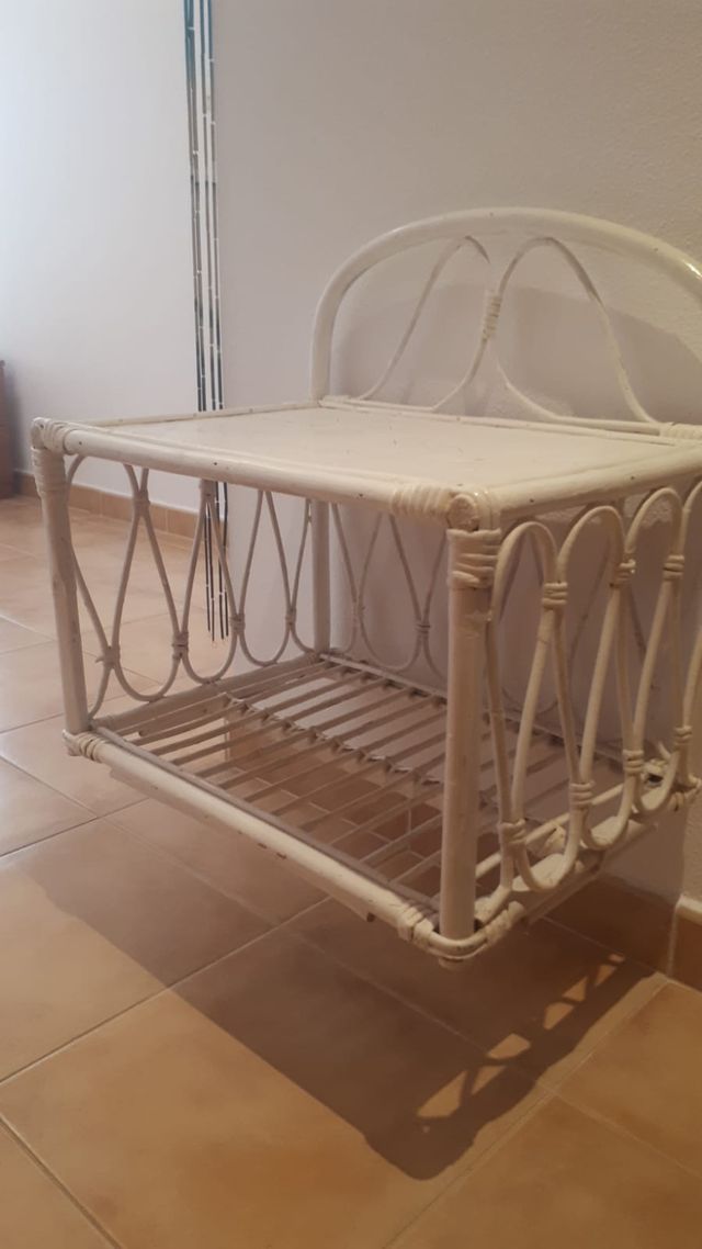 Mesita de mimbre blanca vintage