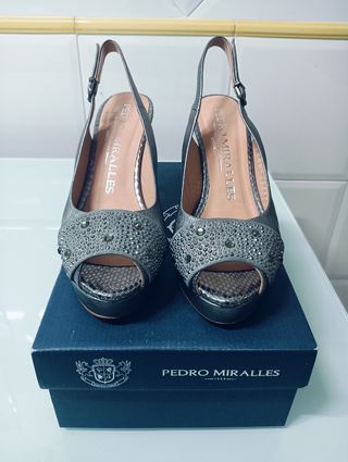 Zapatos  metalizados plomo de Pedro Miralles.