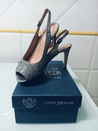 Zapatos  metalizados plomo de Pedro Miralles.