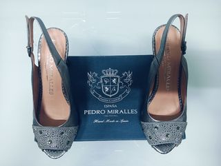 Zapatos  metalizados plomo de Pedro Miralles.