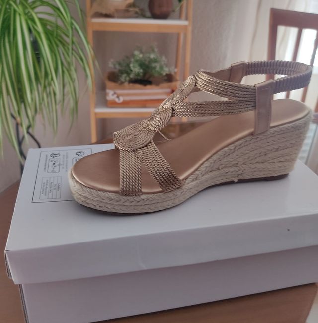 Sandalias cuña doradas