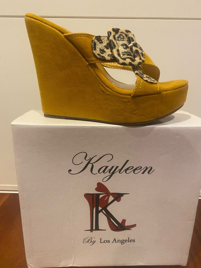 Cuñas Kayleen amarillas-leopardo