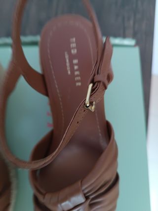 Sandalias de piel Ted Baker marrón