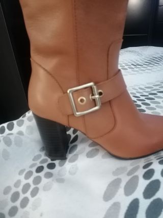 Botas en piel con tacón en color camel. 