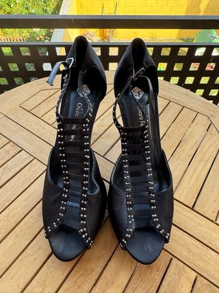 Zapatos tacón negro pedrería