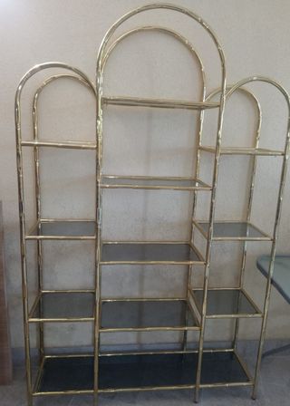 Estantería dorada vintage