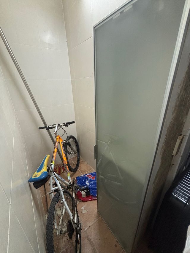 Vitrina blanca de madera y cristal