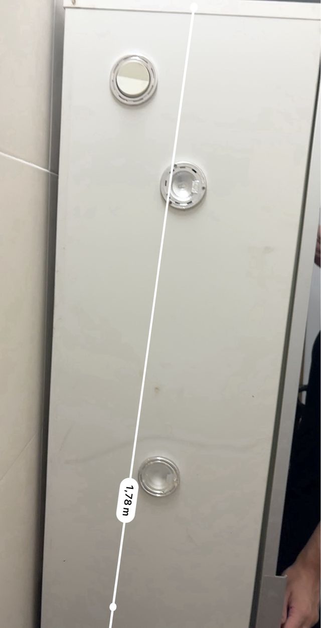 Vitrina blanca de madera y cristal