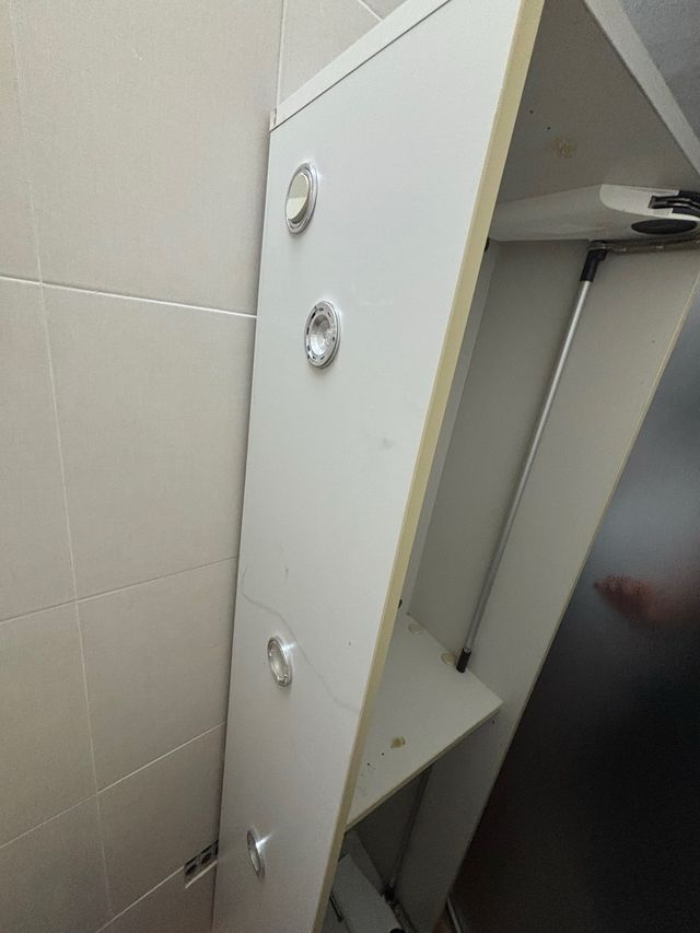 Vitrina blanca de madera y cristal