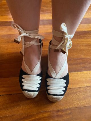 Sandalias cuña esparto negras y beige