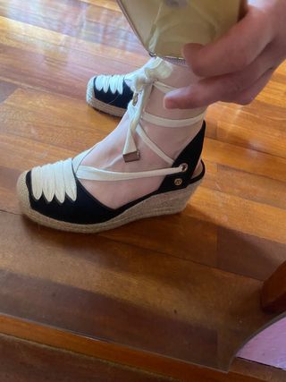 Sandalias cuña esparto negras y beige