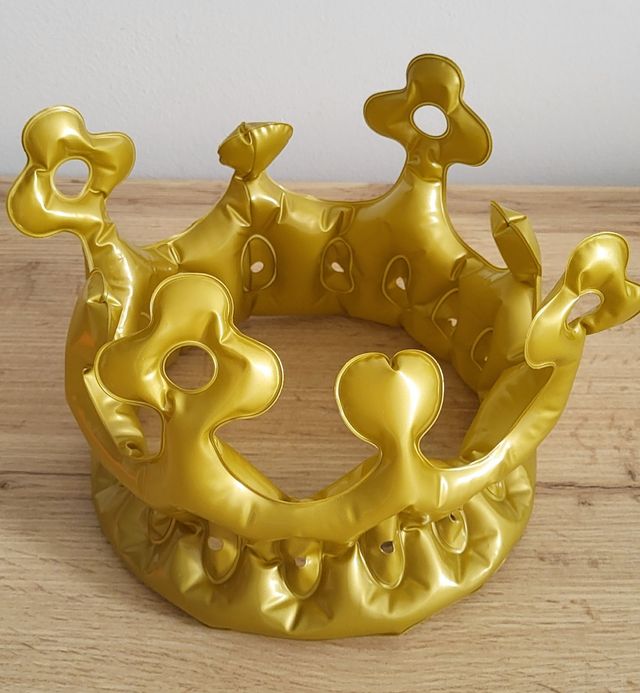Corona hinchable dorada