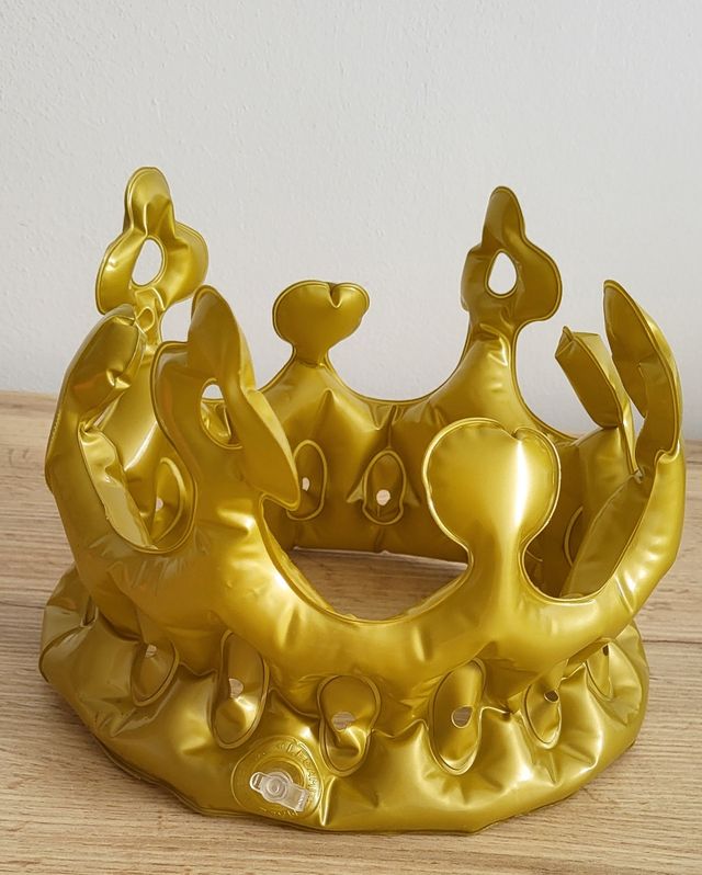Corona hinchable dorada
