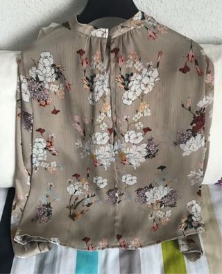Blusa beige estampada flores