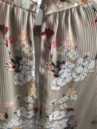 Blusa beige estampada flores