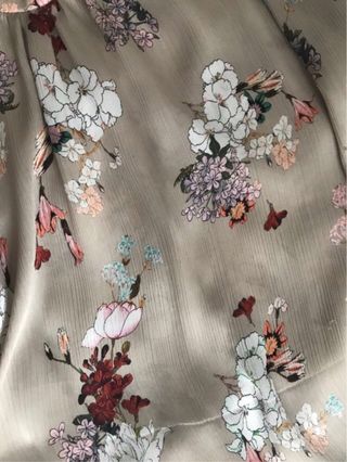 Blusa beige estampada flores