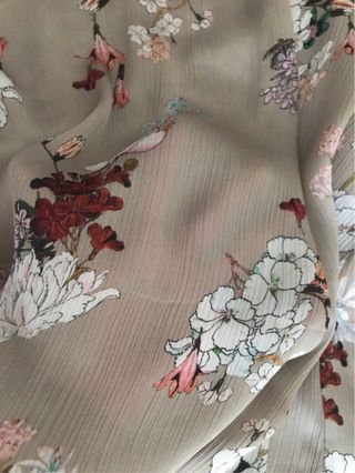 Blusa beige estampada flores