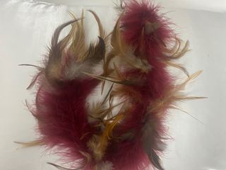 Collar plumas marrón y rojo