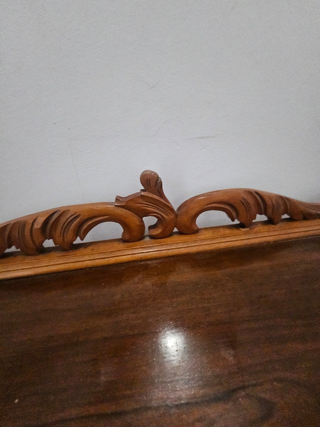 Consola y espejo antiguos de madera