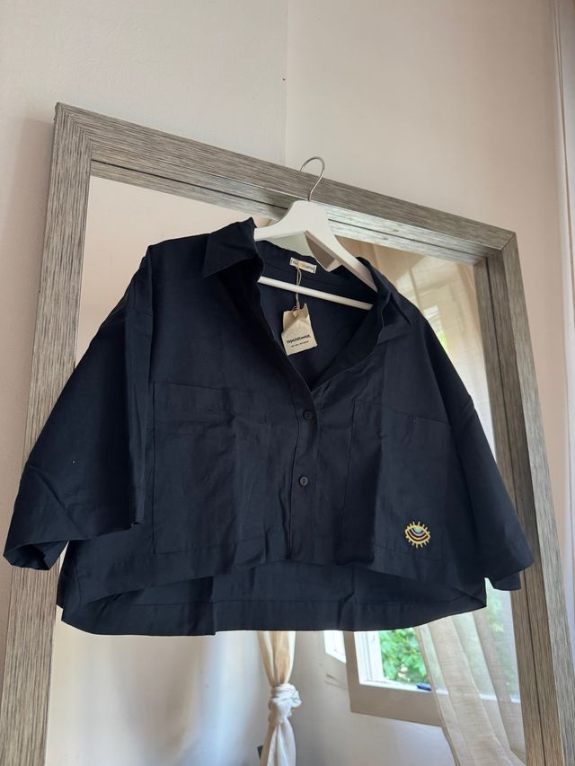 Camisa azul marino corta con etiqueta