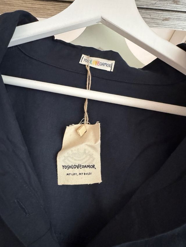 Camisa azul marino corta con etiqueta