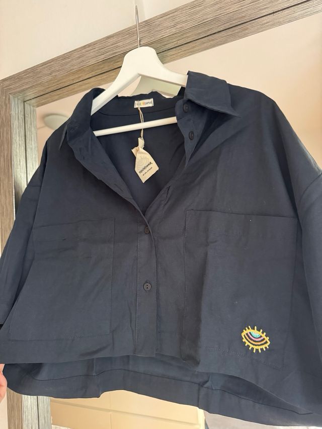 Camisa azul marino corta con etiqueta