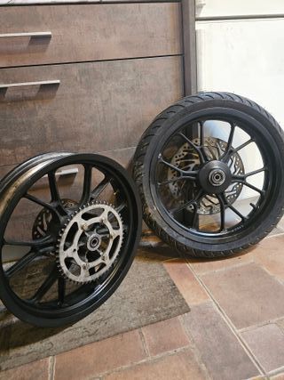 Llanta delantera negra Derbi GPR 50  aprilia rs 50