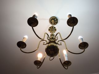 Lámpara araña dorada metal