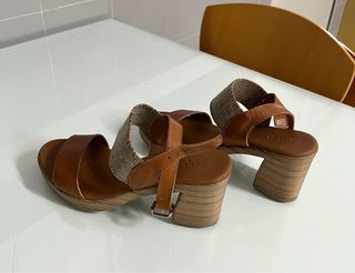 Sandalias tacón cómodo marrones
