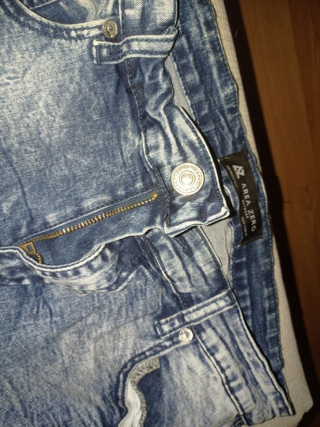 Vaqueros rotos Area Zero