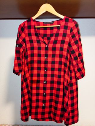 Vestido cuadros rojo-negro con bolsillos.