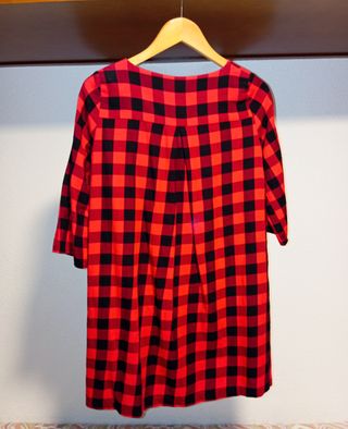 Vestido cuadros rojo-negro con bolsillos.