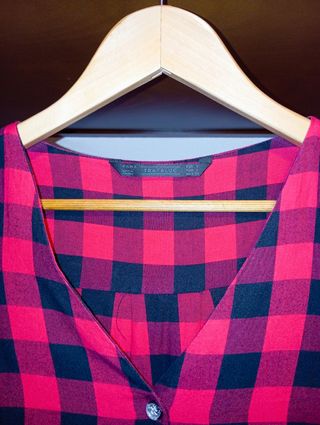 Vestido cuadros rojo-negro con bolsillos.