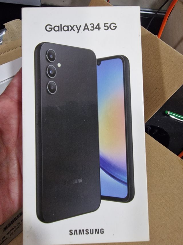 Samsung Galaxy A34 5G - 128GB con bastantes fundas