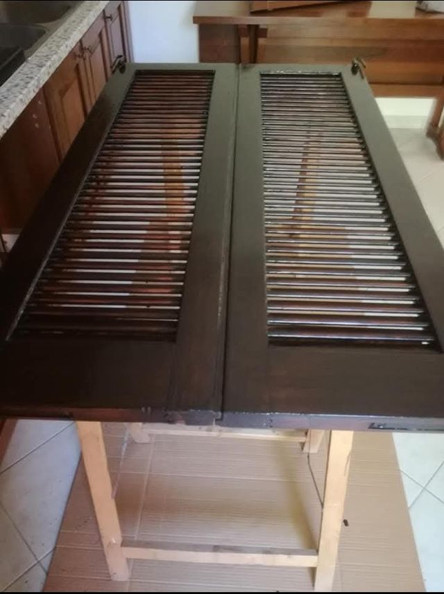 Anteporte in legno scuro