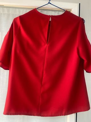 Blusa roja hombros descubiertos