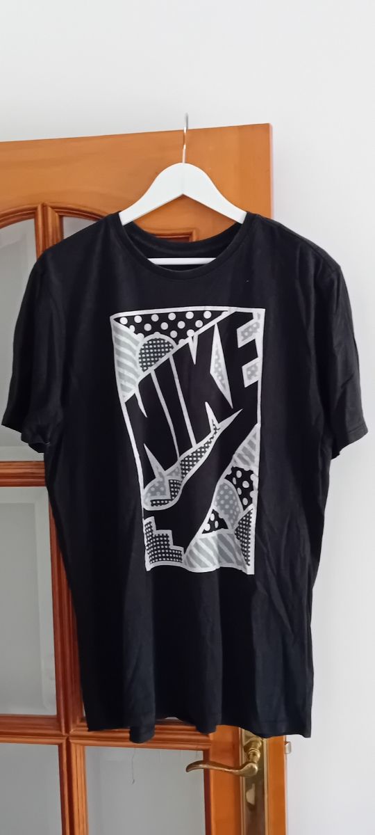 Camiseta Nike negra estampada