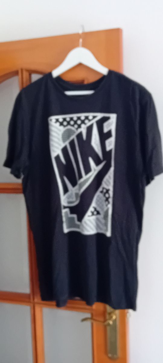 Camiseta Nike negra estampada