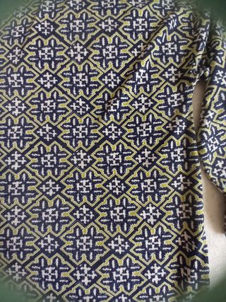 Blusa estampada negra y verde