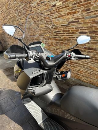 Zontes 125E - Maxi Scooter 2024