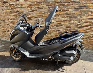 Zontes 125E - Maxi Scooter 2024