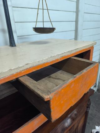 Balanza antigua farmacia. Cajon