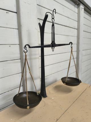 Balanza antigua farmacia. Cajon