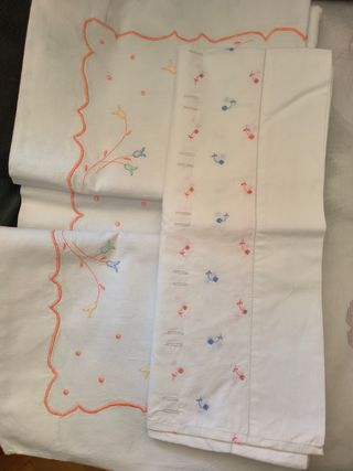 encimera y almohadon bordados a mano para cama 105