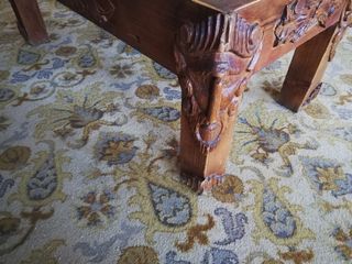 Mesa centro madera tallada.