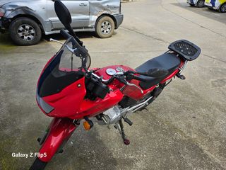 Moto Yamaha YBR 125cc roja