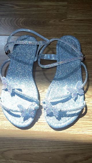Sandalias planas plateadas brillantes