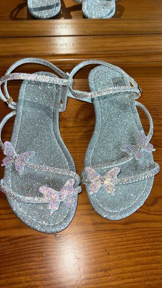 Sandalias planas plateadas brillantes