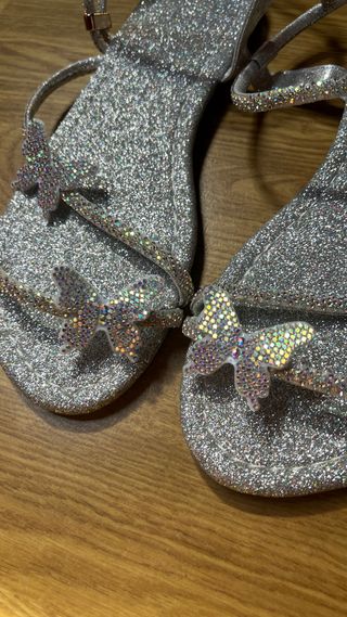 Sandalias planas plateadas brillantes