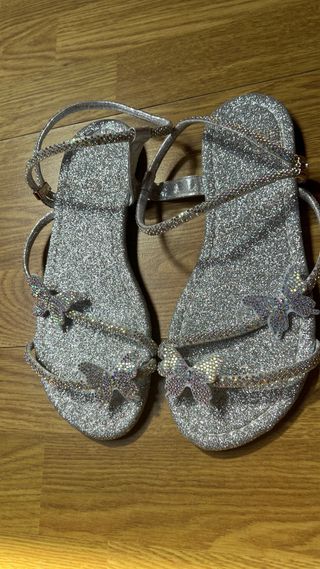 Sandalias planas plateadas brillantes